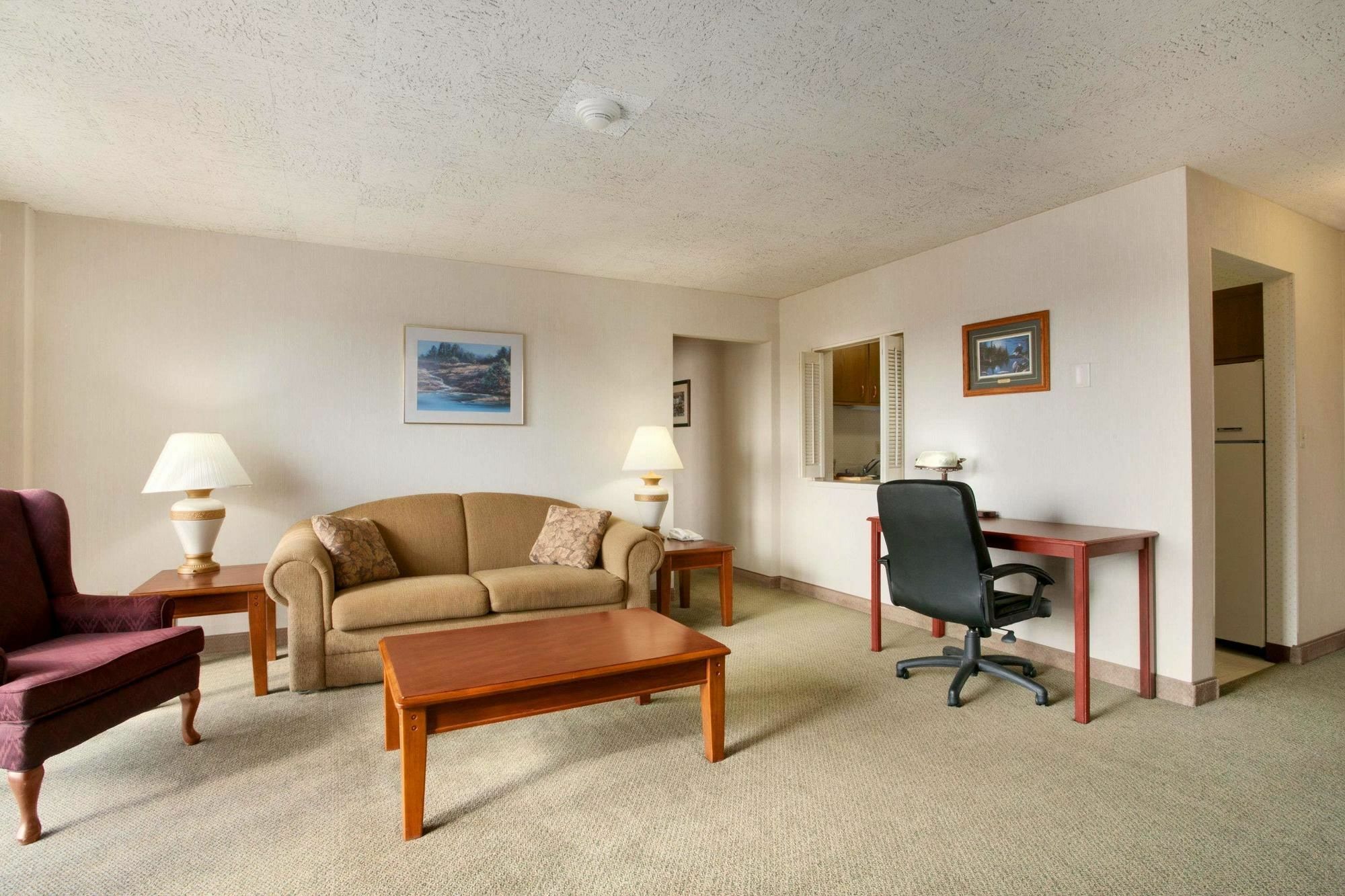 Hotel Clarion Pointe Rhinelander Downtown Extérieur photo